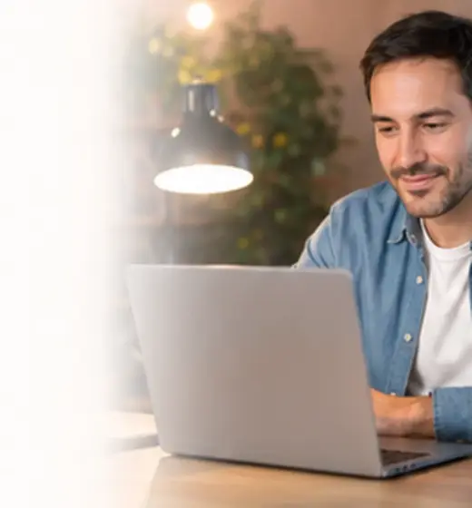 Persona usando una notebook durante una asistencia técnica remota